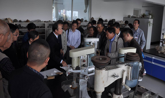 與會(huì)領(lǐng)導(dǎo)、專(zhuān)家參觀鑫海公司