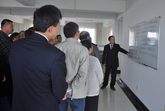 與會(huì)領(lǐng)導(dǎo)、專(zhuān)家參觀鑫海公司