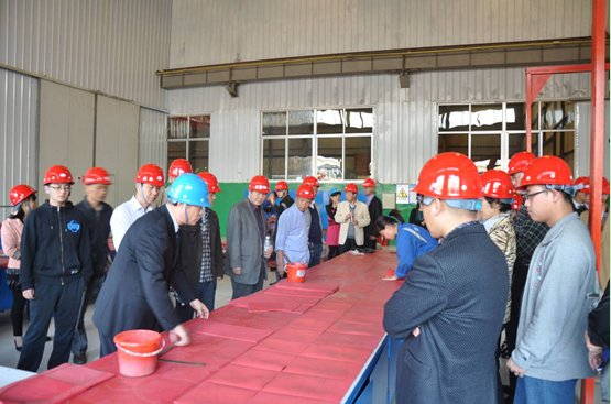 與會(huì)領(lǐng)導(dǎo)、專(zhuān)家對(duì)鑫海耐磨橡膠表現(xiàn)出濃厚興趣